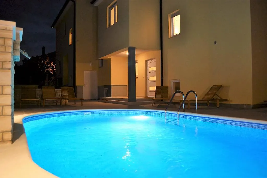 Villa Cera Pula 4*,