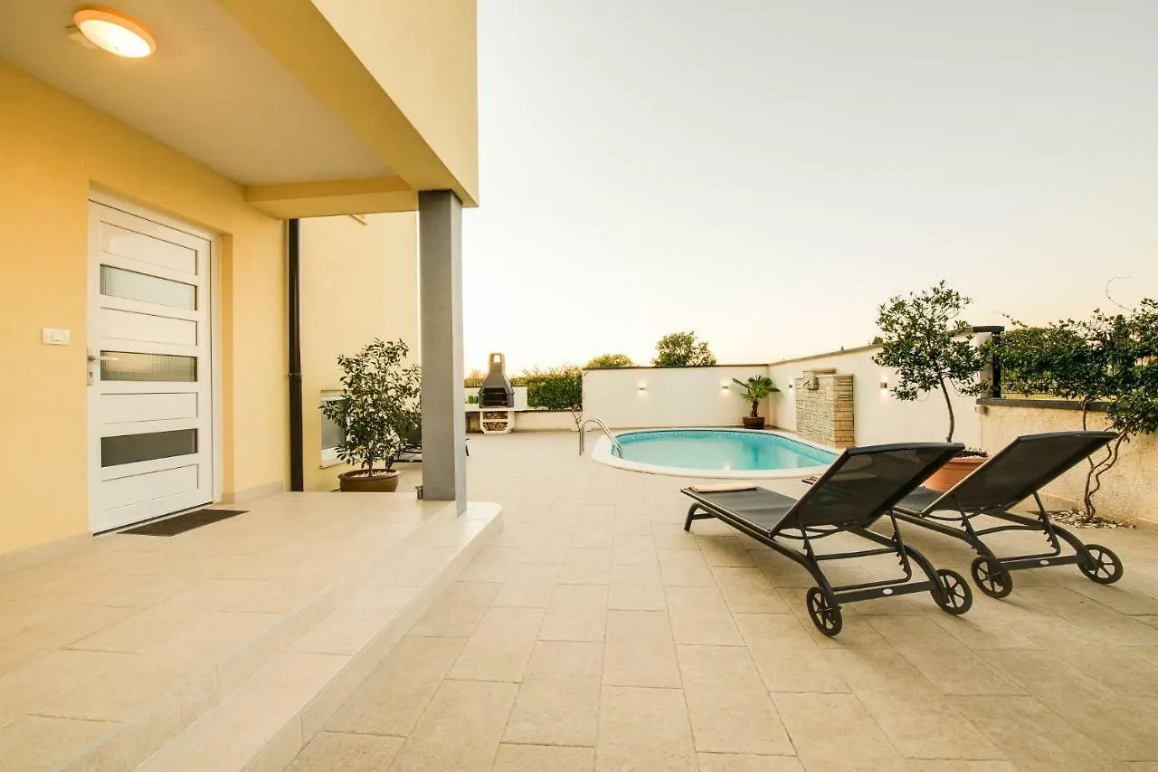 פולה Villa Cera 4*,  קרואטיה