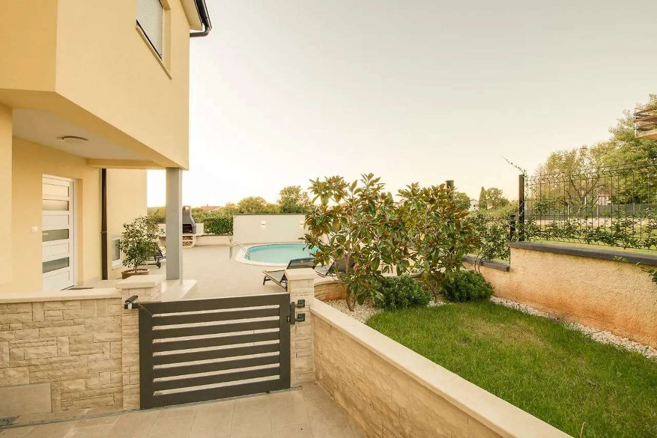 **** בית הארחה פולה Villa Cera קרואטיה